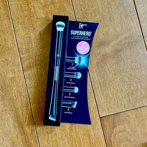 It Cosmetics 4-in-1 Eye Shadow Brush